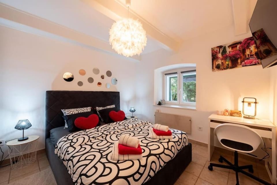 Bed, Photo of the whole room, Bedroom