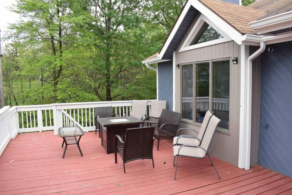 Big Blue Lake House complete with Game Room House in Tunkhannock Township
