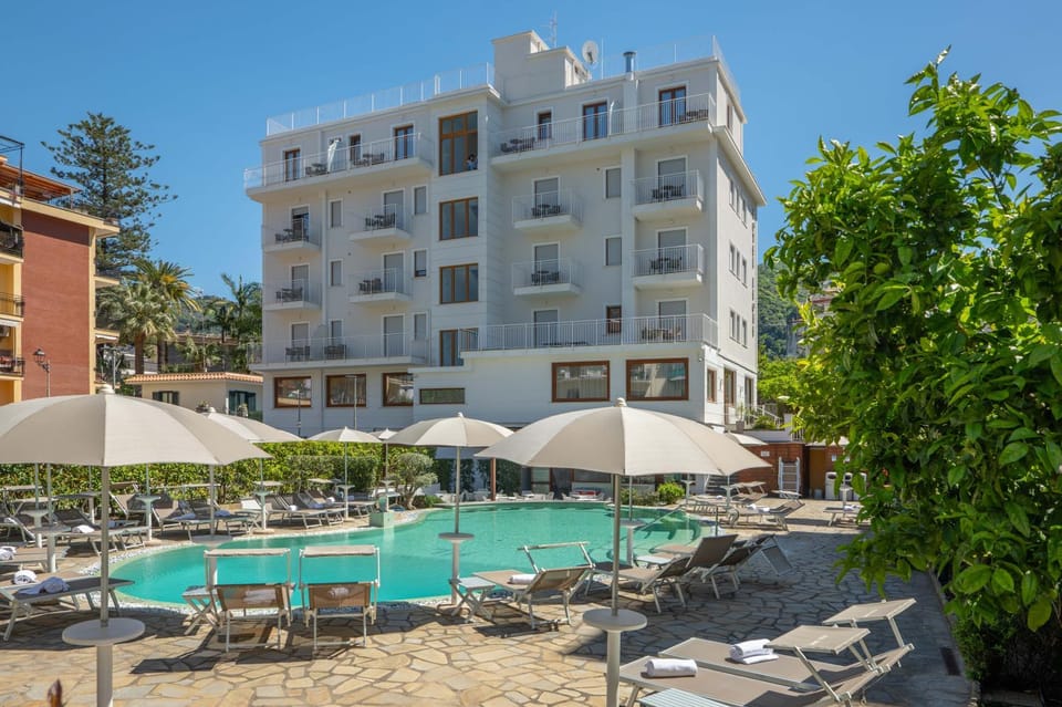 Property building, Restaurant/places to eat, Day, Pool view, Swimming pool, sunbed