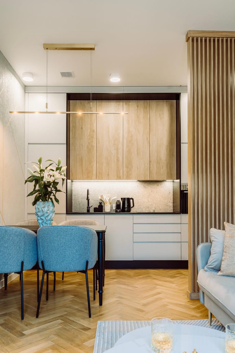Coffee/tea facilities, Kitchen or kitchenette, Seating area, Dining area