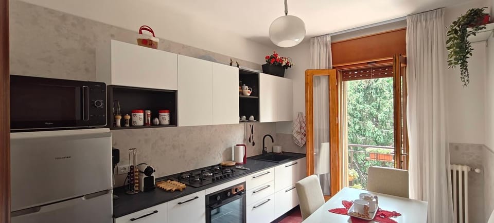 Coffee/tea facilities, Kitchen or kitchenette, Dining area, microwave, oven, stove