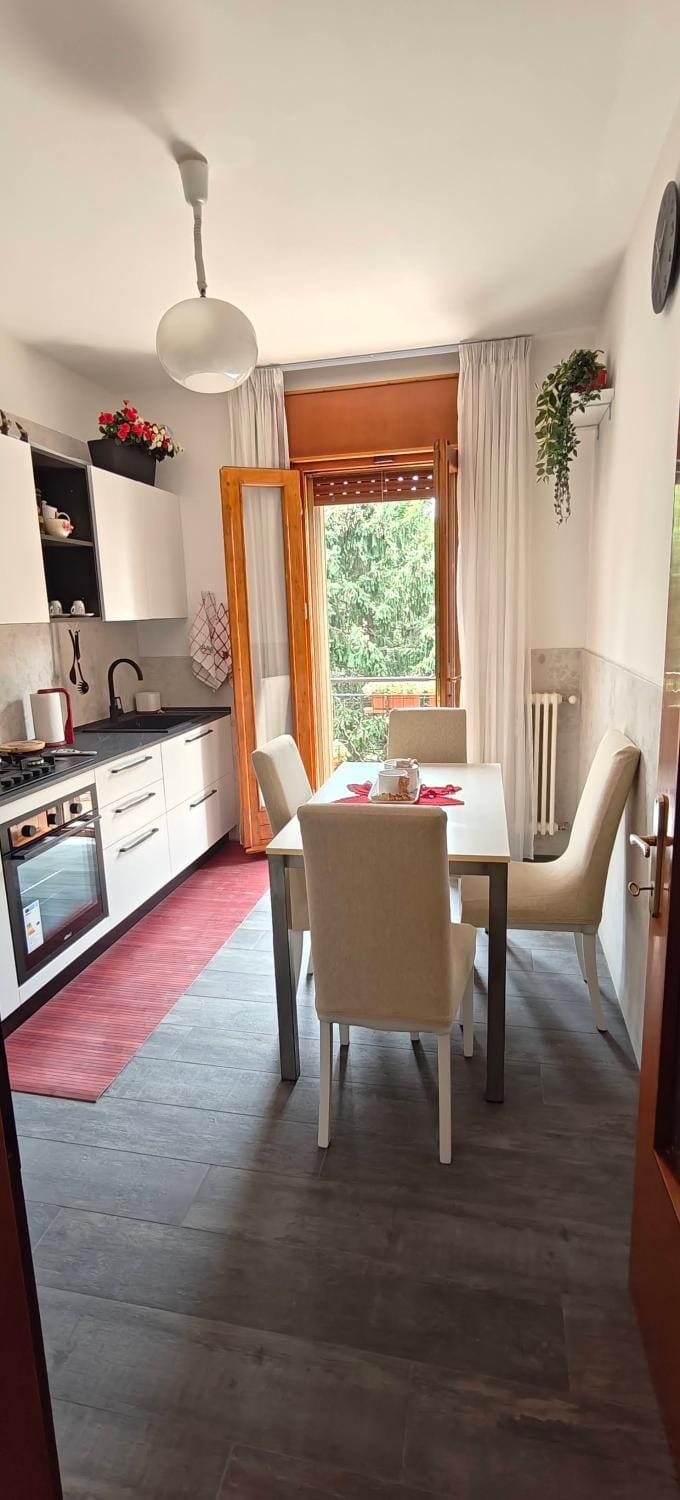Kitchen or kitchenette, Dining area, stove