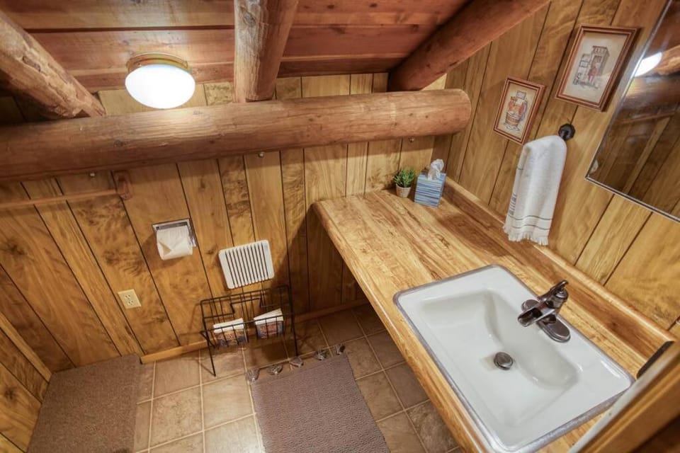 Charming Log Cabin in Tall Pines with Fire Pit Near Trails & Lake Cabin in Pinetop-Lakeside