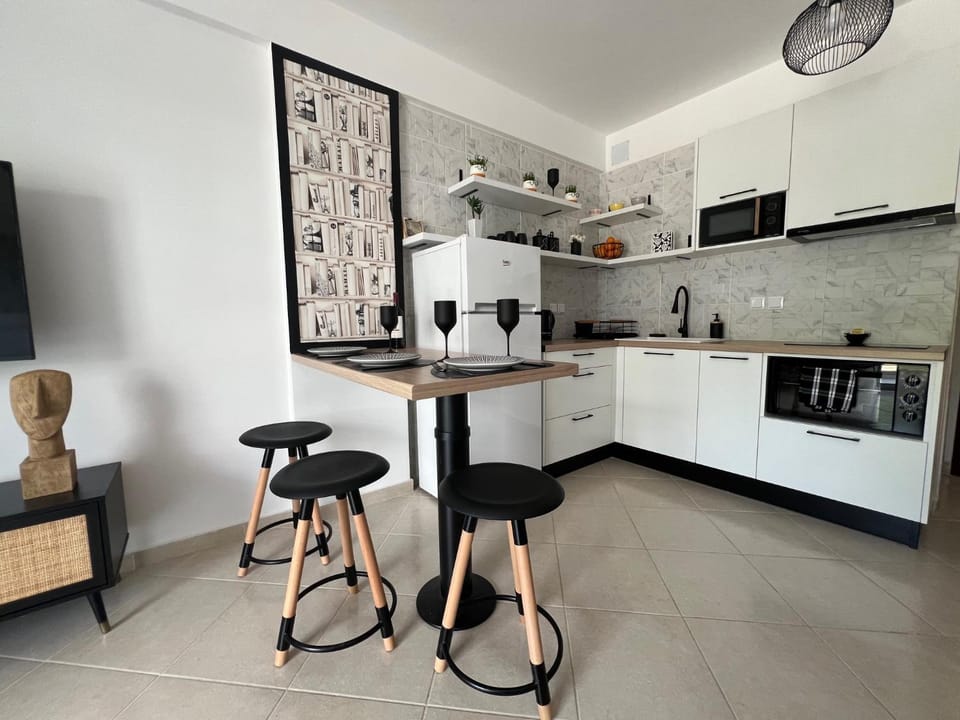 Kitchen or kitchenette, Dining area, oven, stove, toaster