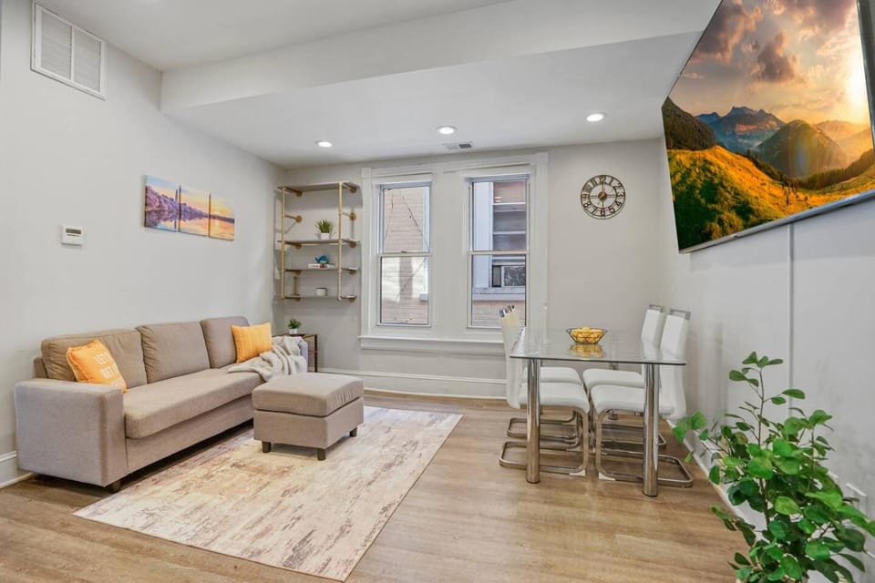 4 bdrm home in Columbia Heights NW DC sleeps 10 House in District of Columbia