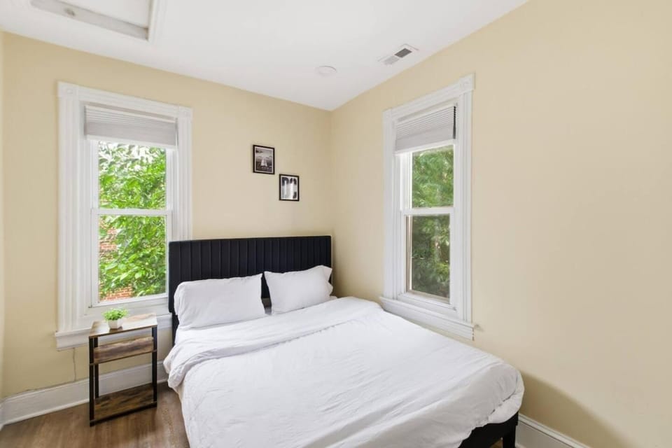 4 bdrm home in Columbia Heights NW DC sleeps 10 House in District of Columbia