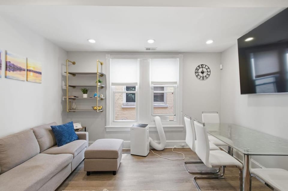 4 bdrm home in Columbia Heights NW DC sleeps 10 House in District of Columbia