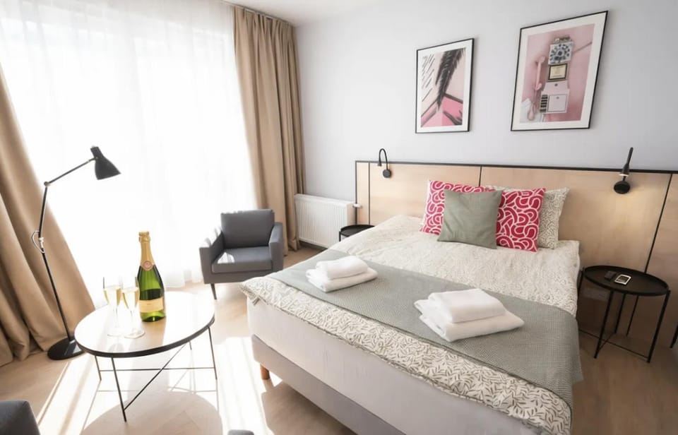 Bed, Photo of the whole room, Seating area