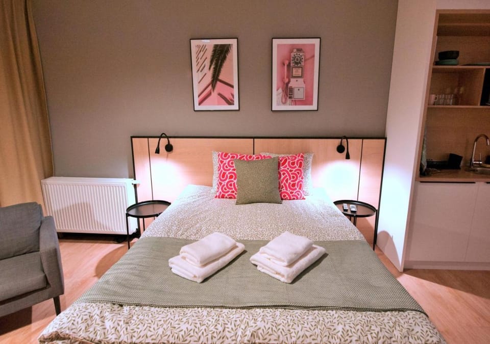 Bed, Photo of the whole room, Bedroom, towels