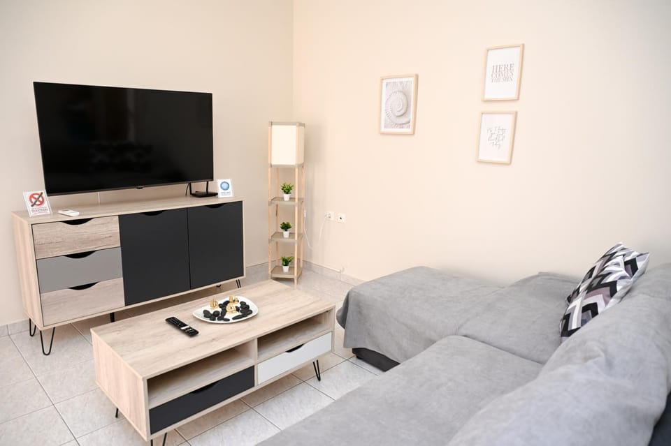 TV and multimedia, Living room, Seating area, Evening entertainment