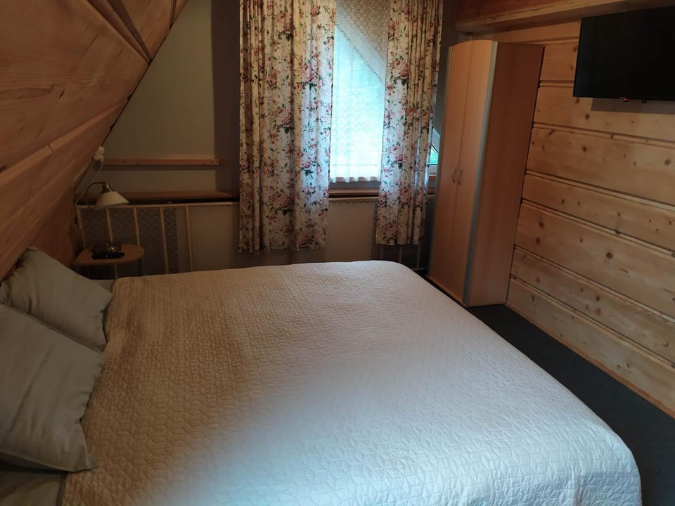 Bed, TV and multimedia, Bedroom