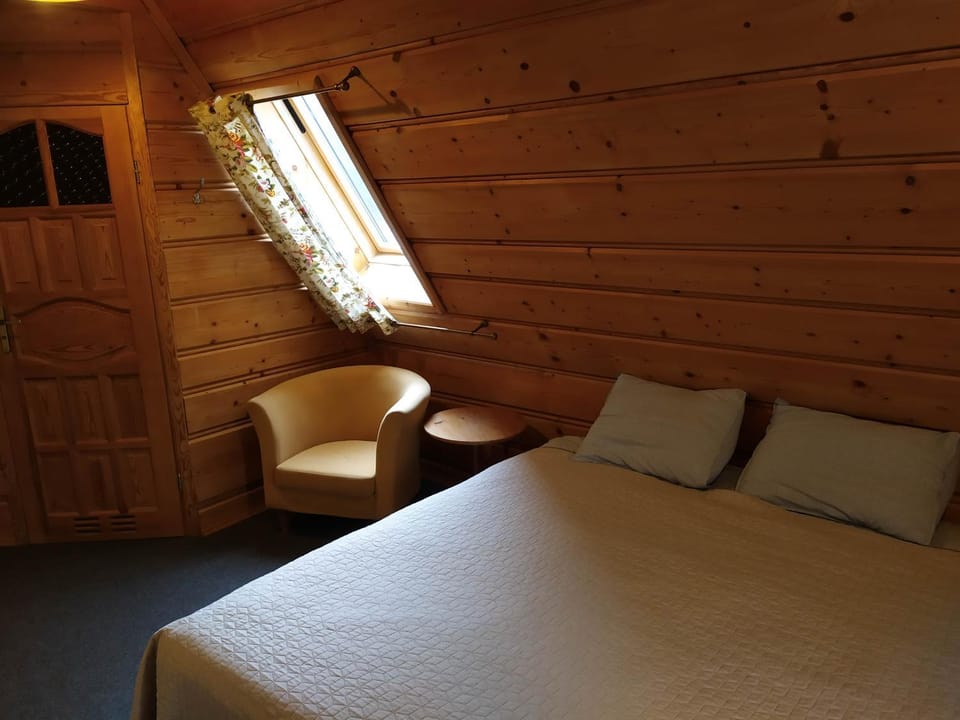Bed, Photo of the whole room, Seating area, Bedroom