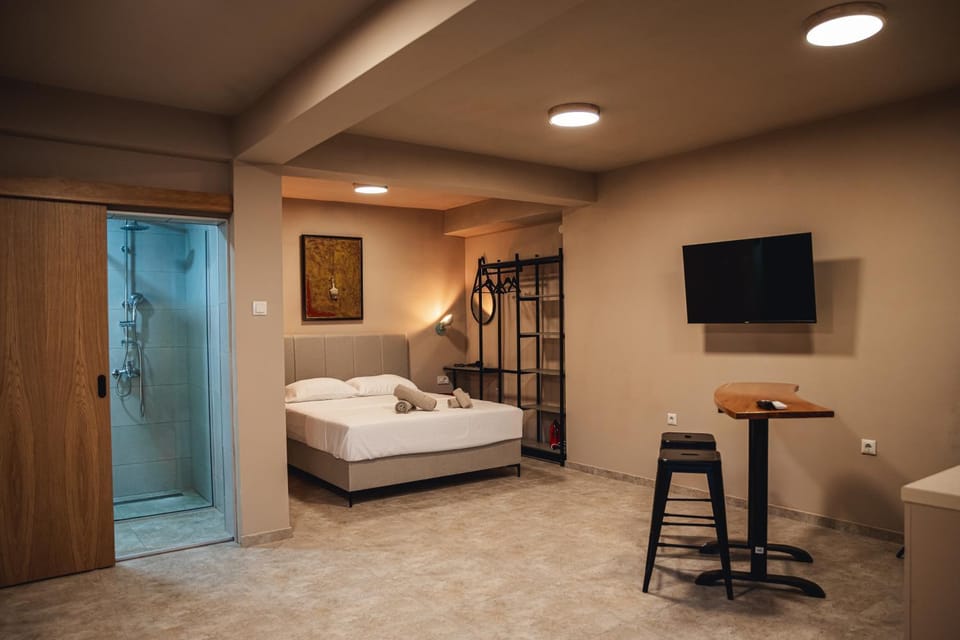 Bed, TV and multimedia, Living room, Photo of the whole room, Seating area, Bedroom, towels