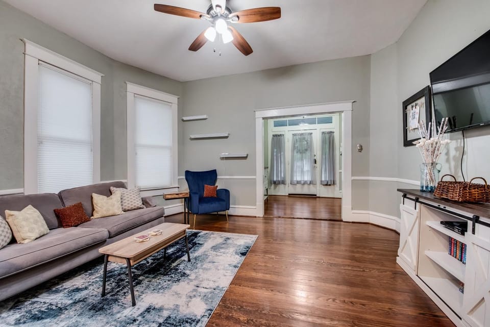 Spacious Historical 2 Bed House House in Dallas