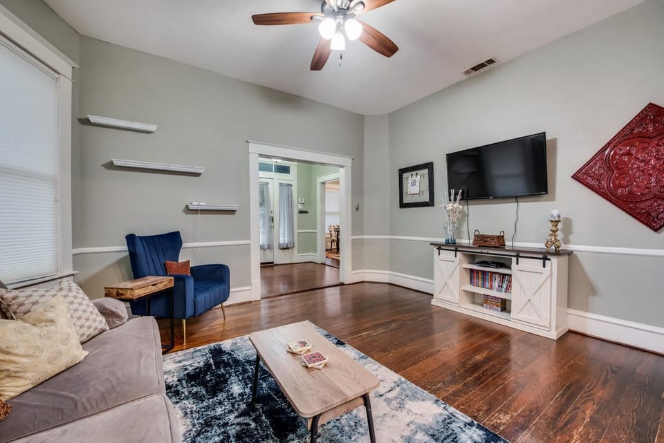 Spacious Historical 2 Bed House House in Dallas