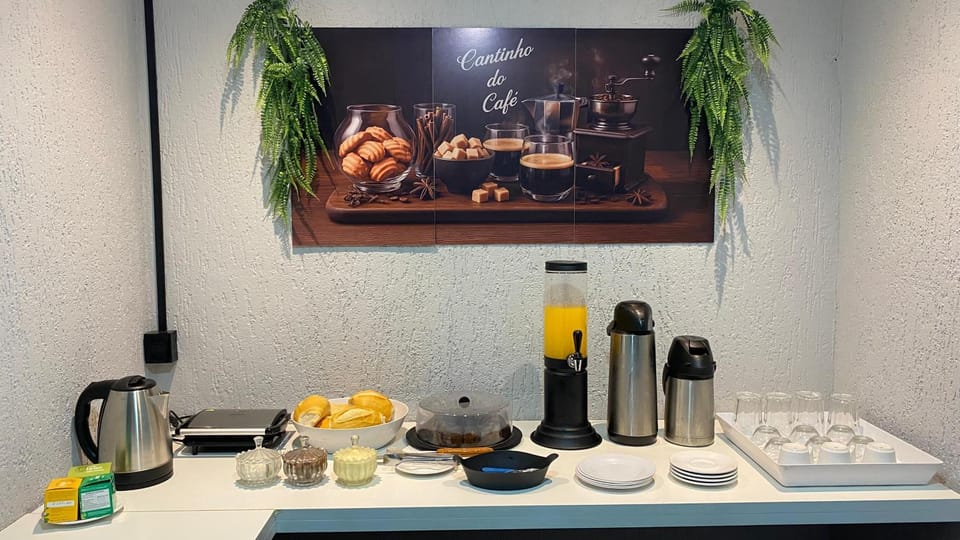 Hotel Anoitecer - 100 metros metrô Carandiru, 700 metros Rodoviária do Tietê, 900 metros Aeroporto Campo de Marte, 1,4 km Expor center norte, 1,8 km Distrito do anhembi! Oferecemos como cortesia café da manhã e estacionamento! Capsule hotel in Sao Paulo City