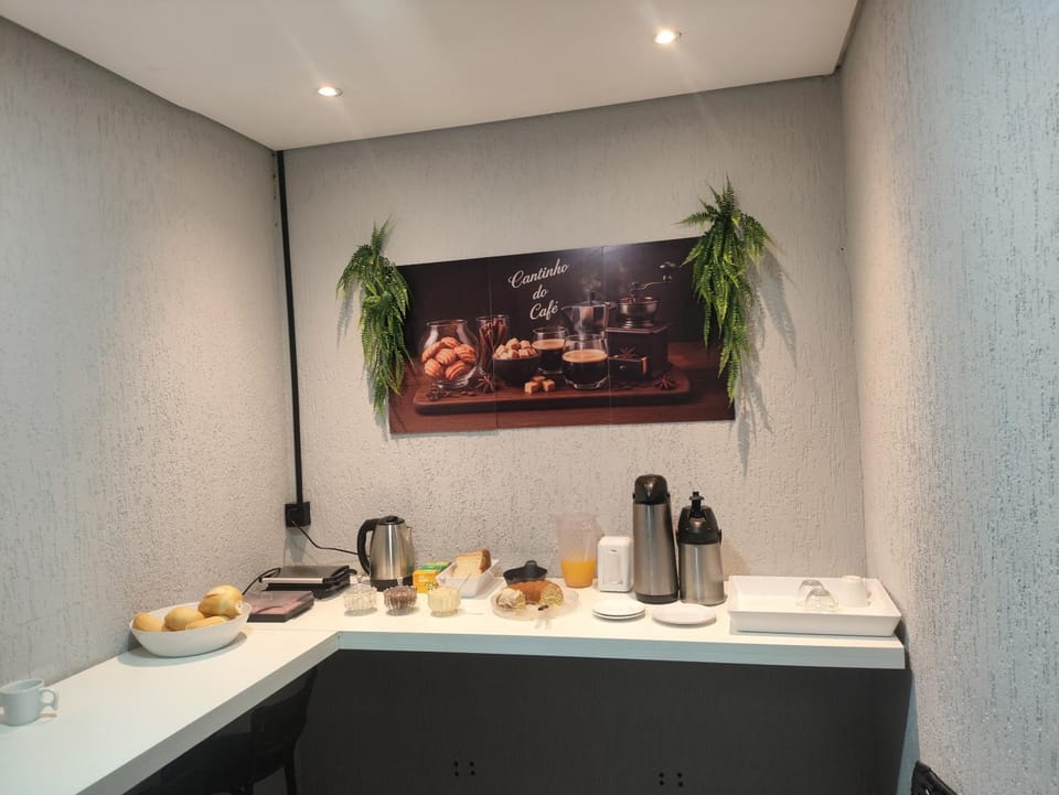 Hotel Anoitecer - 100 metros metrô Carandiru, 700 metros Rodoviária do Tietê, 900 metros Aeroporto Campo de Marte, 1,4 km Expor center norte, 1,8 km Distrito do anhembi! Oferecemos como cortesia café da manhã e estacionamento! Capsule hotel in Sao Paulo City