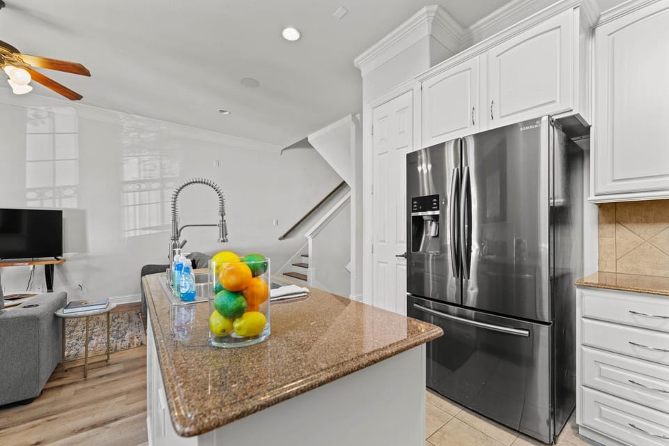 Upscale 3 Bedroom Townhome in M-Streets! House in Dallas