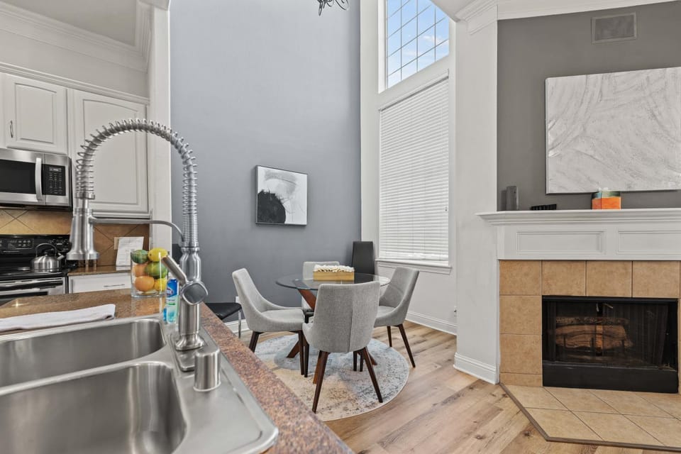 Upscale 3 Bedroom Townhome in M-Streets! House in Dallas
