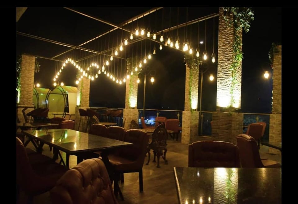 Restaurant/places to eat, Balcony/Terrace, Lounge or bar
