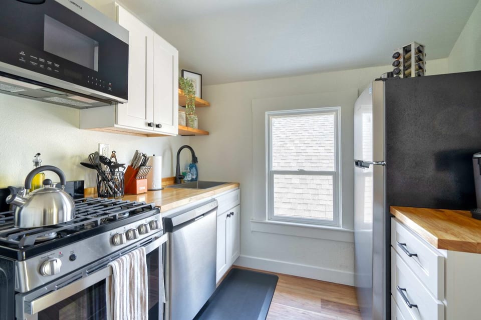 Stay Portland - Renovated Historic Nob Hill Beauty - 94 WalkScore House in Portland