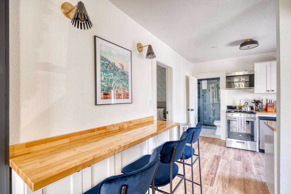Stay Portland - Renovated Historic Nob Hill Beauty - 94 WalkScore House in Portland