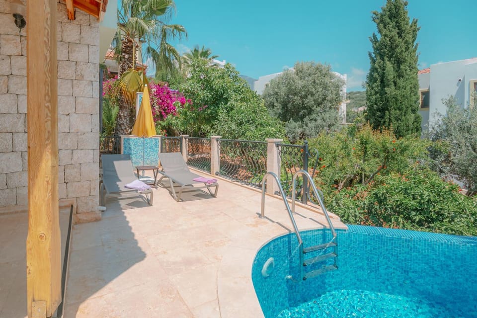 Shower, Patio, Balcony/Terrace, Pool view, Swimming pool, sunbed, towels