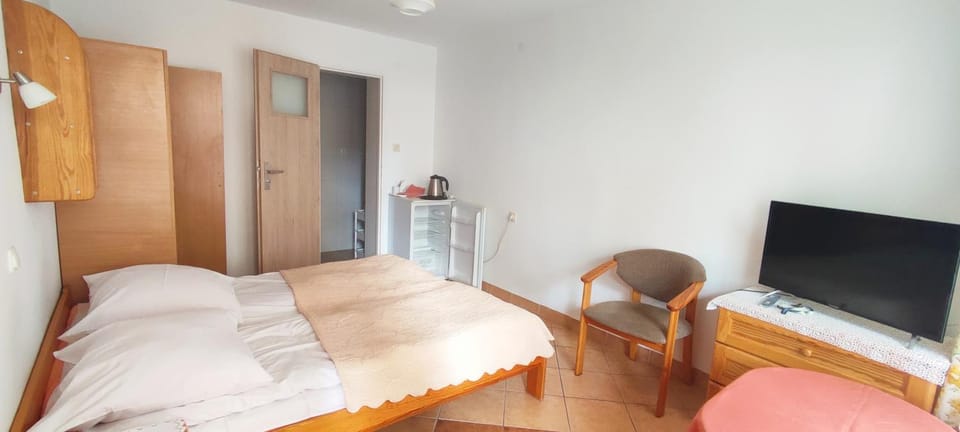 Bed, TV and multimedia, Photo of the whole room, Bedroom, wardrobe