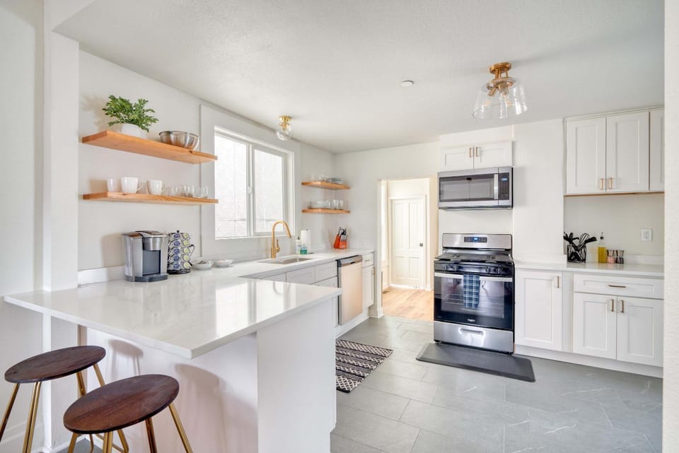 Stay Portland - Renovated Historic Nob Hill Home - 94 WalkScore House in Portland