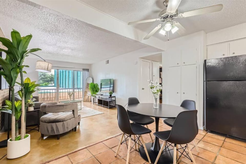 Your 2B Getaway - Walk Dtwn - Sleeps 6 - Pool and Prkg Apartment in Austin