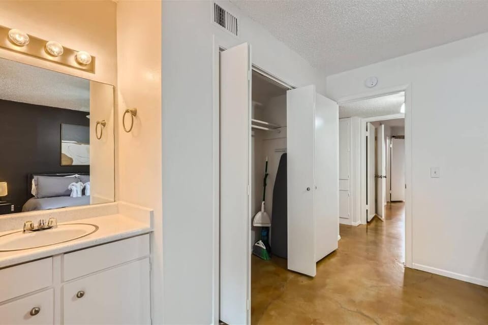 Your 2B Getaway - Walk Dtwn - Sleeps 6 - Pool and Prkg Apartment in Austin