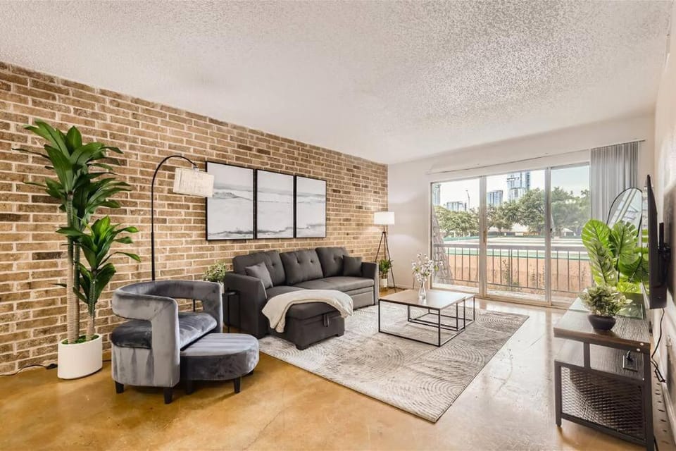 Your 2B Getaway - Walk Dtwn - Sleeps 6 - Pool and Prkg Apartment in Austin