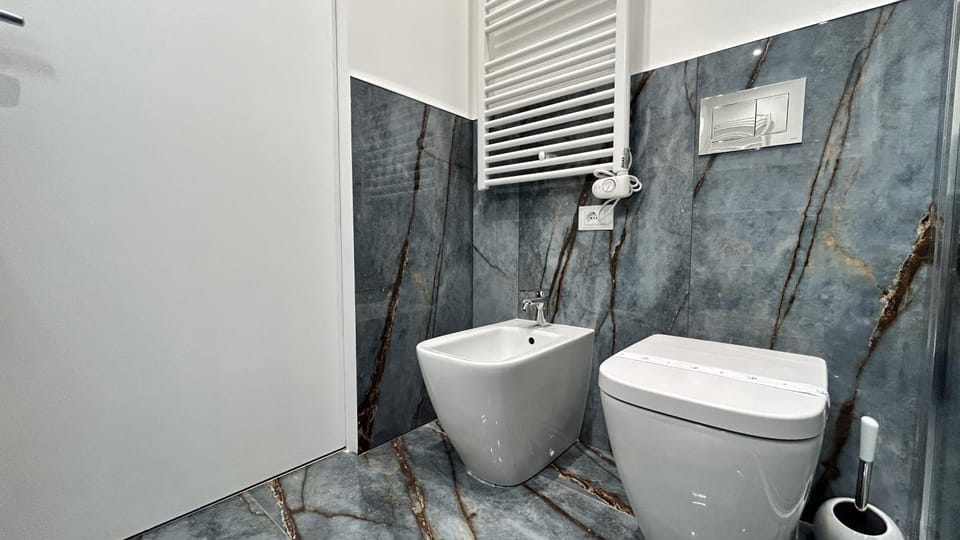 Toilet, bidet