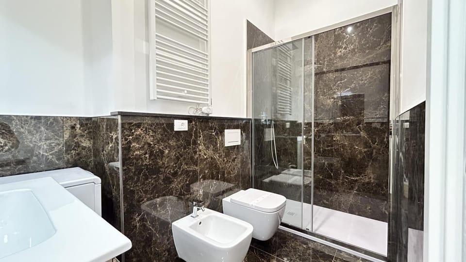 Shower, Toilet, towels