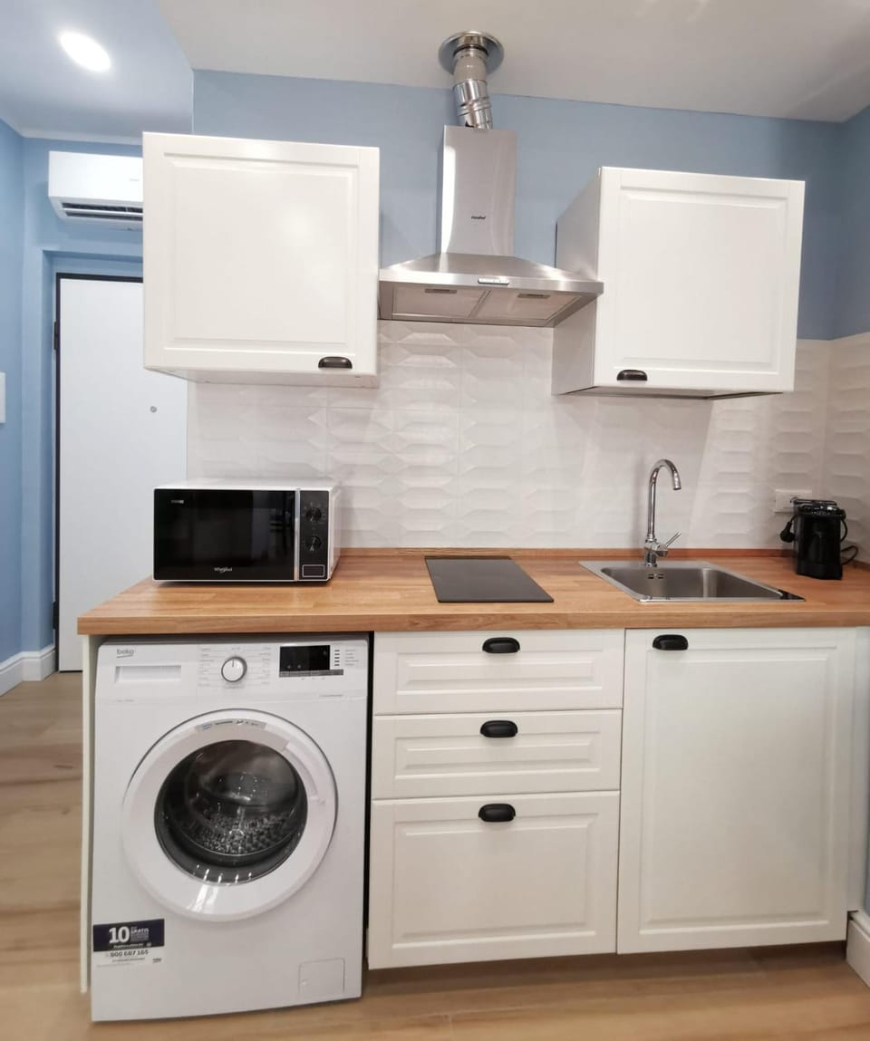 Coffee/tea facilities, Kitchen or kitchenette, microwave, washing machine