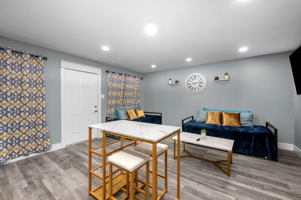 Cozy 1BR King Bed with Pool and Free Park Apartment in Houston