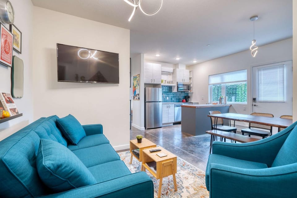 Stay Portland - The Division Street Funk Flat - 94 WalkScore Apartment in Portland