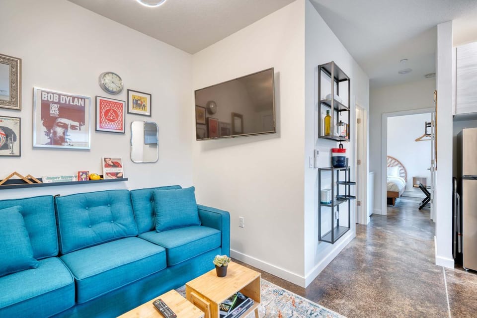 Stay Portland - The Division Street Funk Flat - 94 WalkScore Apartment in Portland