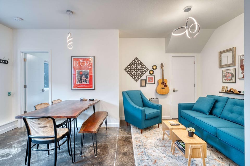 Stay Portland - The Division Street Funk Flat - 94 WalkScore Apartment in Portland