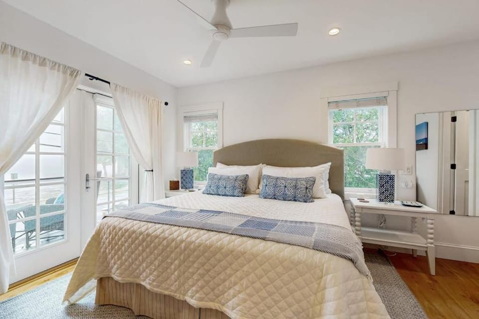 Bed, TV and multimedia, Bedroom