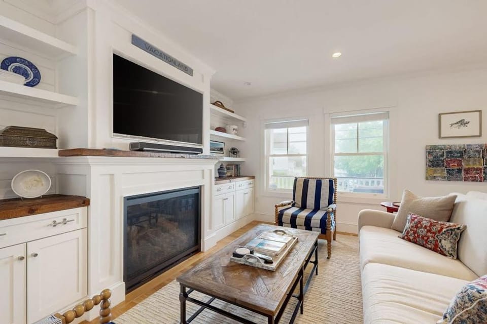 TV and multimedia, Kitchen or kitchenette, Living room, Seating area