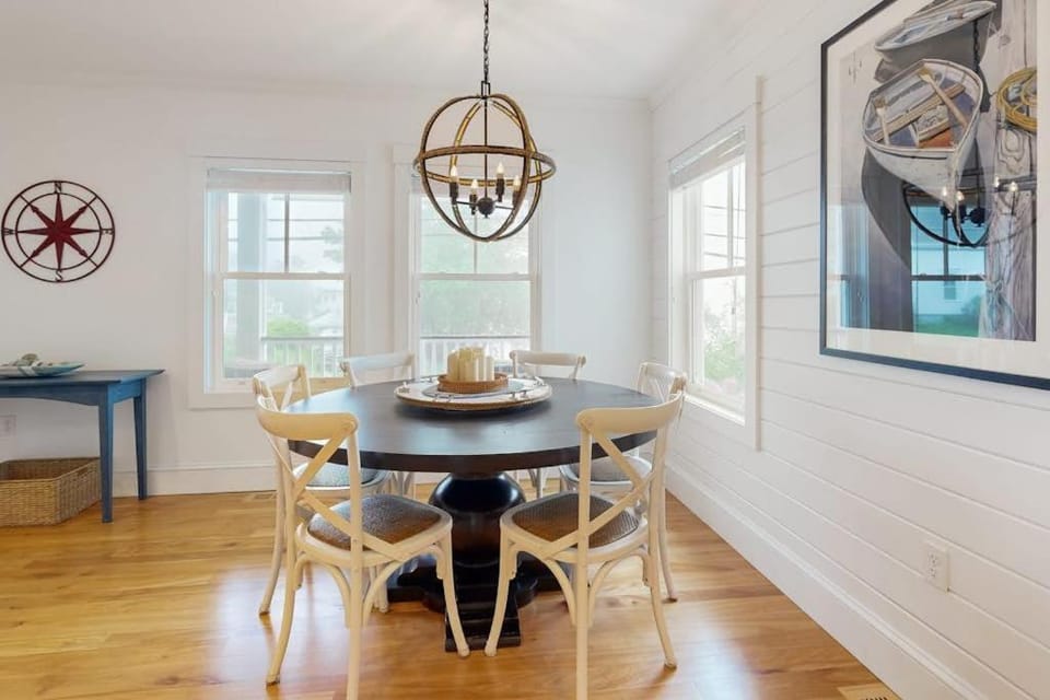 Seating area, Dining area