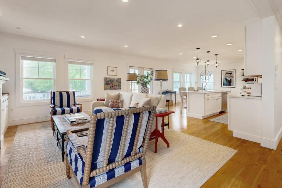 Kitchen or kitchenette, Seating area, Dining area, stove