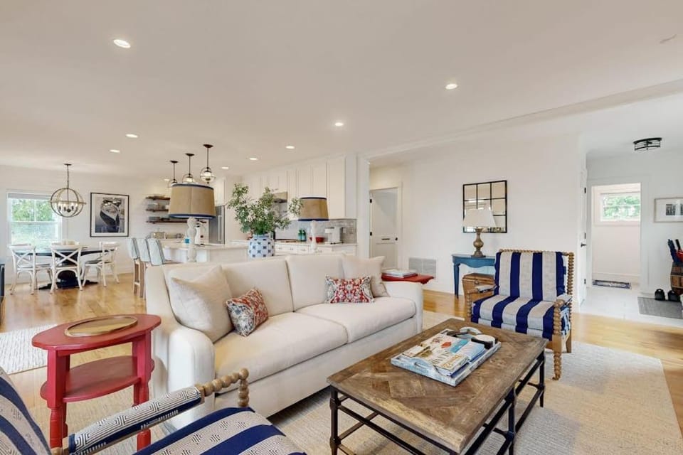 TV and multimedia, Kitchen or kitchenette, Living room, Seating area