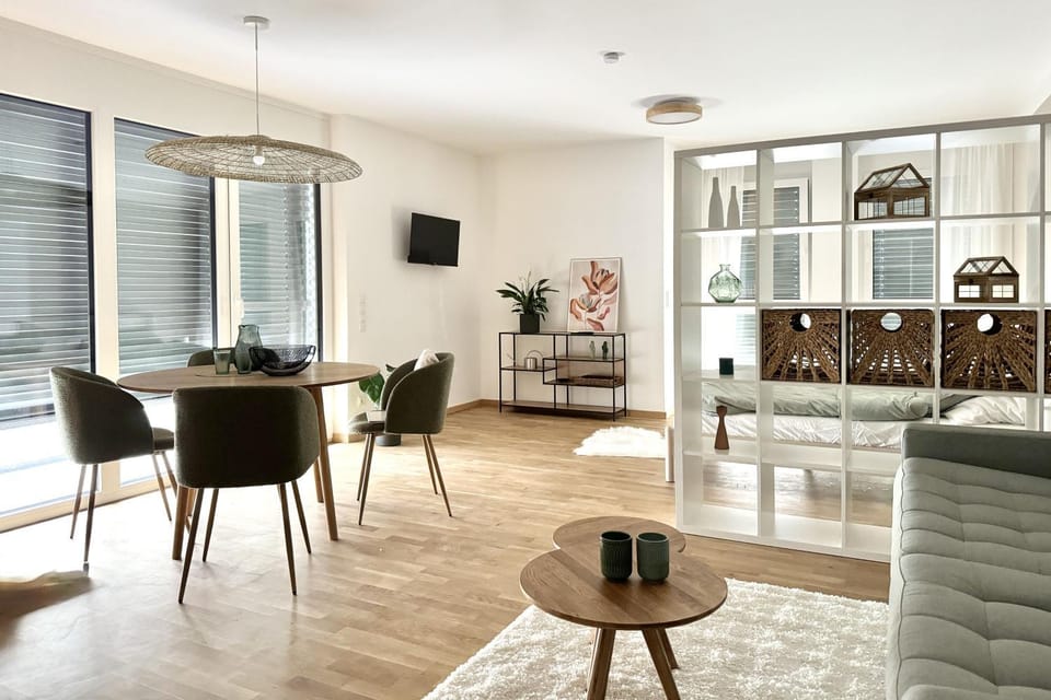 TV and multimedia, Living room, Seating area, Dining area