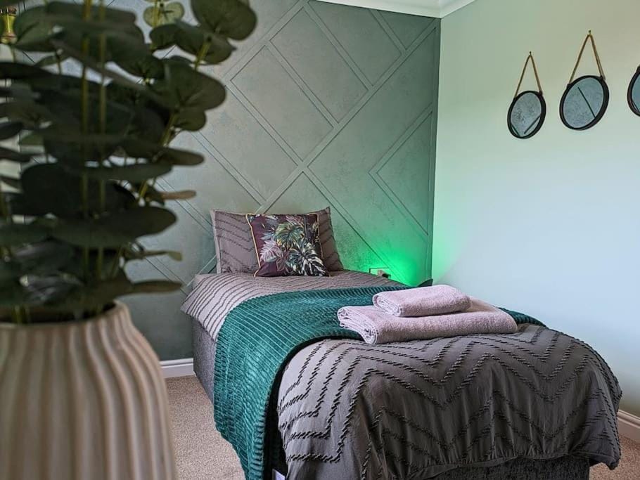 Bed, Bedroom, towels