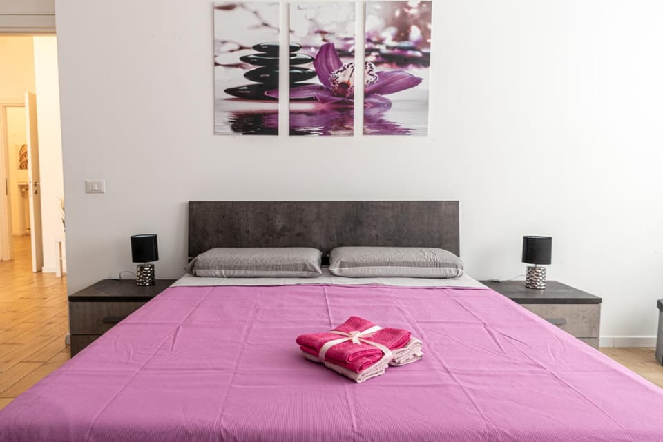 Bed, Bedroom, towels
