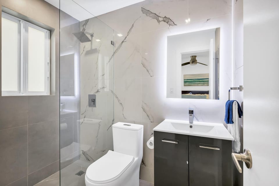 ULTRA Modern Apartment by the Beach Apartment in Hollywood Beach