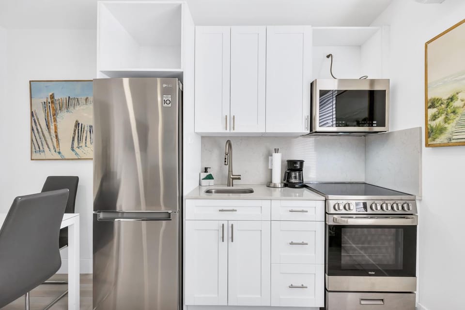 ULTRA Modern Apartment by the Beach Apartment in Hollywood Beach
