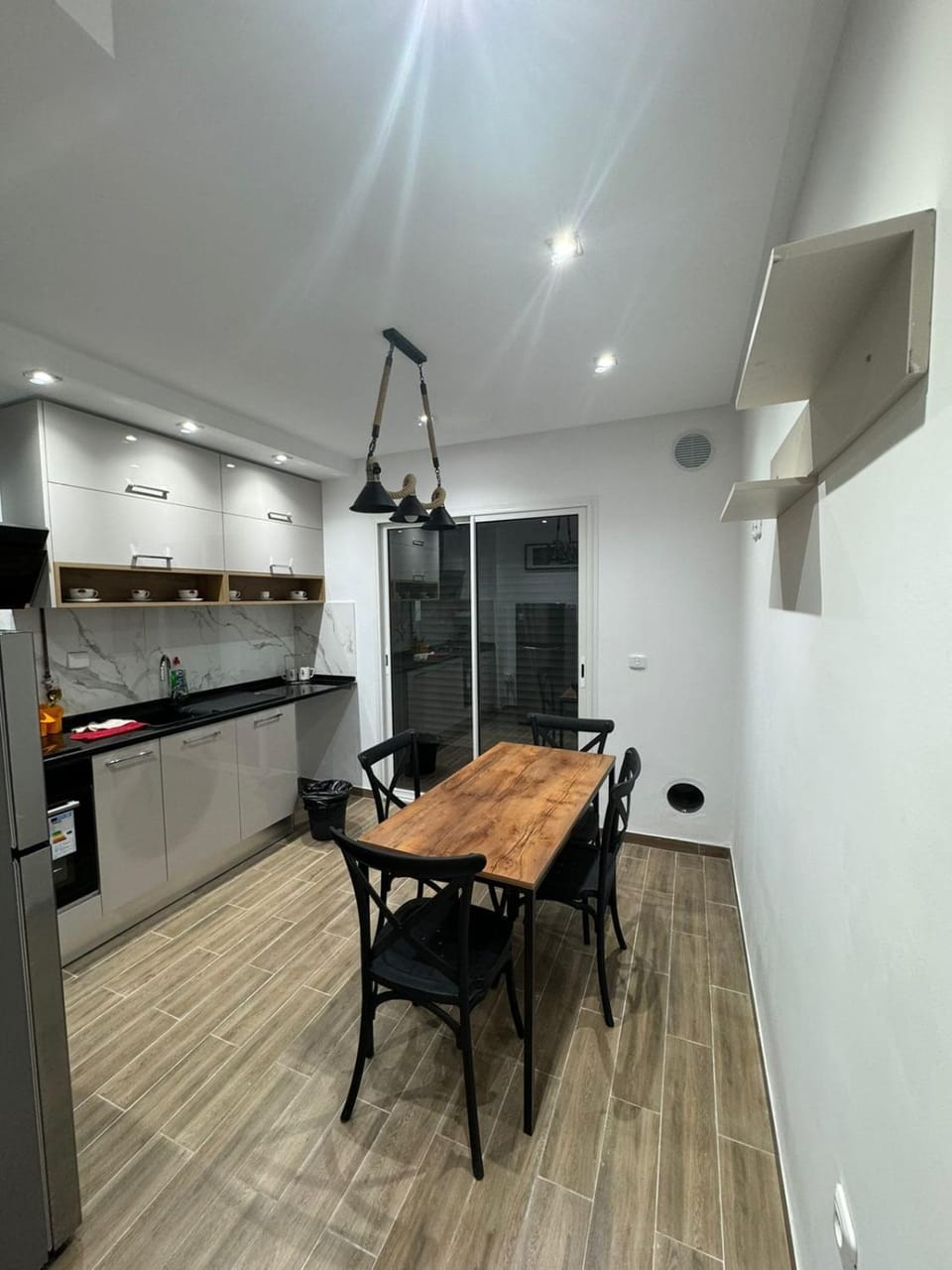 Kitchen or kitchenette, Dining area, minibar, oven, stove